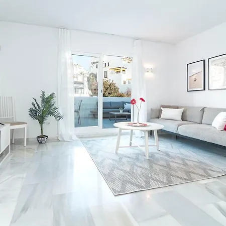 Captivating 2 Bedroom In Popular Nueva Andalucia Close To Centro Plaza *